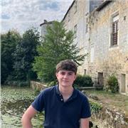 Me defino como una persona activa, a la que le gusta aprender y enseñar, tengo experiencia cuidado niños de entre 9-13 años